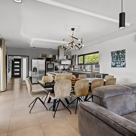 Villa Ula In With Heated Pool, Sauna & Private Tennis Court