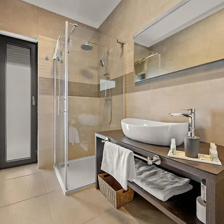 Ula In With Heated Pool, Sauna & Private Tennis Court Pola