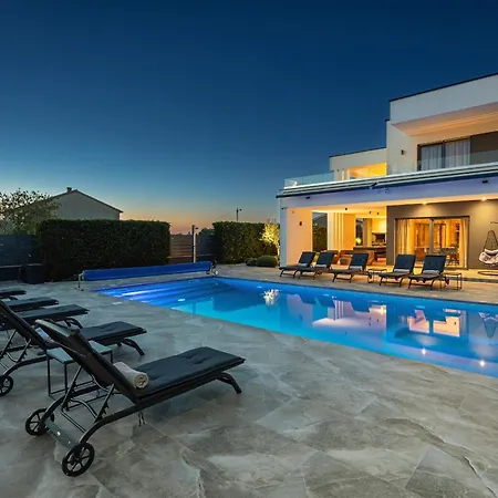Ula In With Heated Pool, Sauna & Private Tennis Court Pola