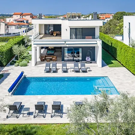 Ula In With Heated Pool, Sauna & Private Tennis Court Villa