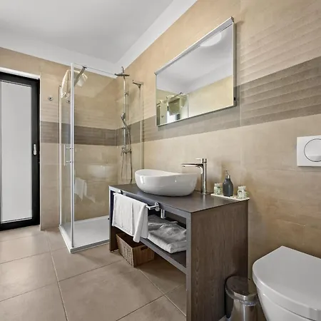 Ula In With Heated Pool, Sauna & Private Tennis Court * Pola