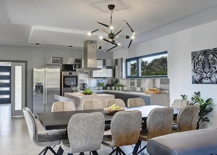 Ula In With Heated Pool And Sauna 普拉