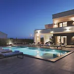 Villa Ula In Pula With Heated Pool, Sauna & Private Tennis Court * Pula