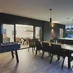 Villa Ula In Pula With Heated Pool, Sauna & Private Tennis Court Vila