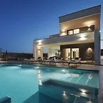 Villa Ula In Pula With Heated Pool, Sauna & Private Tennis Court * Pula