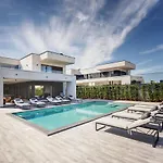 Villa Ula In Pula With Heated Pool, Sauna & Private Tennis Court Pula