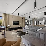 Villa Ula In With Heated Pool, Sauna & Private Tennis Court *