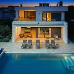 Ula In With Heated Pool, Sauna & Private Tennis Court *