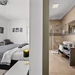 Ula In With Heated Pool, Sauna & Private Tennis Court