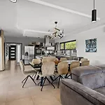 Villa Ula In With Heated Pool, Sauna & Private Tennis Court