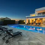 Ula In With Heated Pool, Sauna & Private Tennis Court Pula