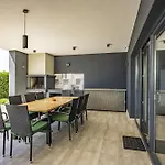 Ula In With Heated Pool, Sauna & Private Tennis Court