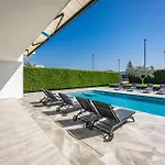 Ula In With Heated Pool, Sauna & Private Tennis Court Pula