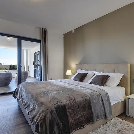 Villa Ula In Pula With Heated Pool, Sauna & Private Tennis Court Vila *
