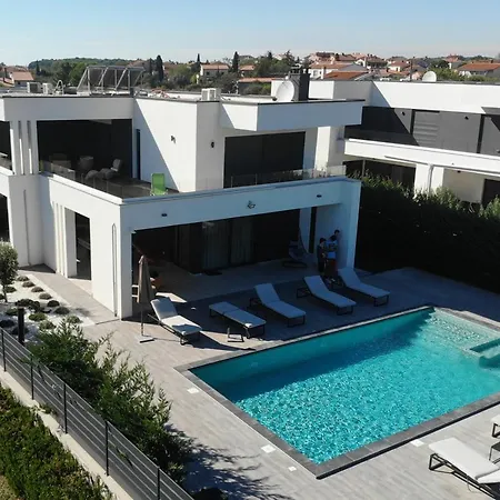 Villa Ula In Pula With Heated Pool, Sauna & Private Tennis Court * Pula