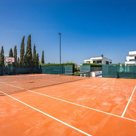 Ula In With Heated Pool, Sauna & Private Tennis Court