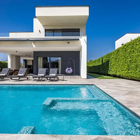 Villa Ula In With Heated Pool, Sauna & Private Tennis Court