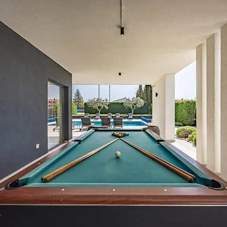 Ula In With Heated Pool, Sauna & Private Tennis Court