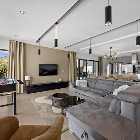 Villa Ula In With Heated Pool, Sauna & Private Tennis Court *