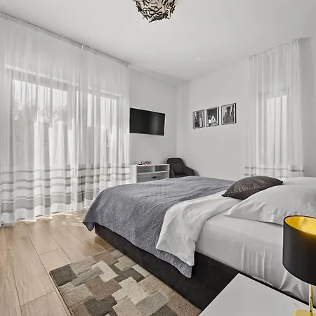 Ula In With Heated Pool, Sauna & Private Tennis Court Villa