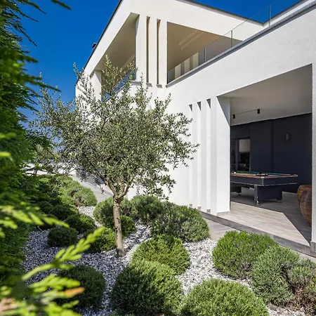 Villa Ula In With Heated Pool, Sauna & Private Tennis Court *