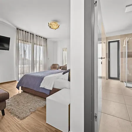 Ula In With Heated Pool, Sauna & Private Tennis Court * Pula