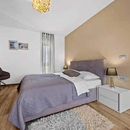 Ula In With Heated Pool, Sauna & Private Tennis Court Villa Pula