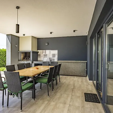 Ula In With Heated Pool, Sauna & Private Tennis Court