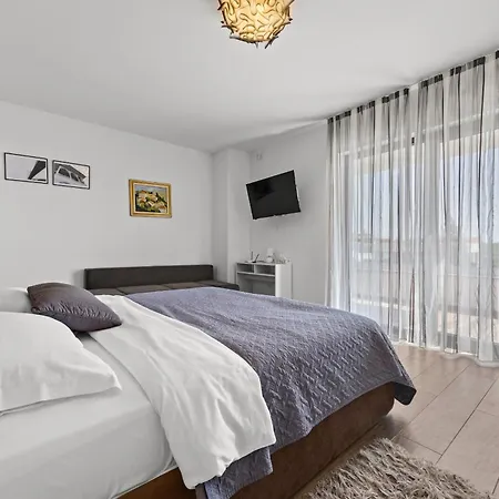 Ula In With Heated Pool, Sauna & Private Tennis Court Pula