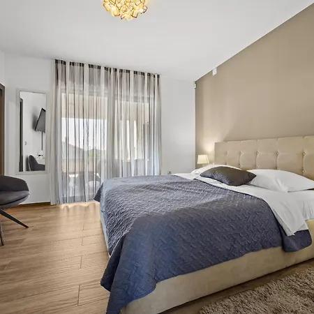 Villa Ula In With Heated Pool, Sauna & Private Tennis Court Pula