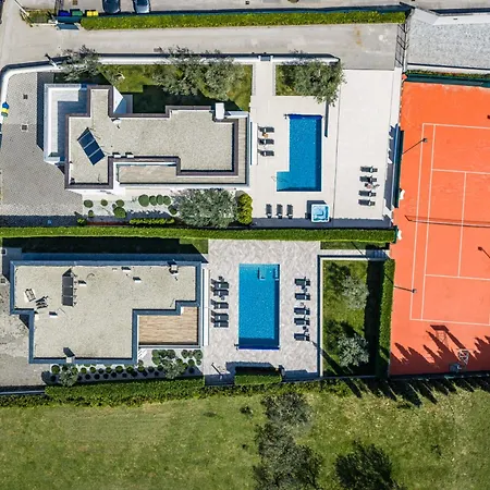 Ula In With Heated Pool, Sauna & Private Tennis Court *