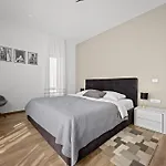 Ula In With Heated Pool, Sauna & Private Tennis Court