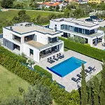 Ula In With Heated Pool, Sauna & Private Tennis Court