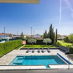 Ula In With Heated Pool, Sauna & Private Tennis Court Pula