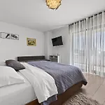 Ula In With Heated Pool, Sauna & Private Tennis Court Pula