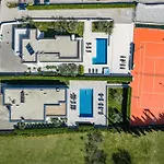 Ula In With Heated Pool, Sauna & Private Tennis Court *