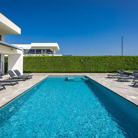 Villa Ula In With Heated Pool, Sauna & Private Tennis Court Pula