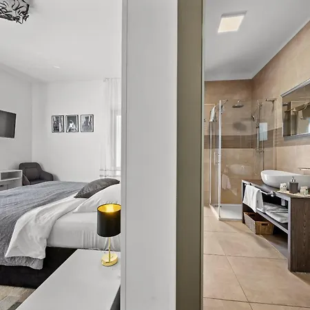 Ula In With Heated Pool, Sauna & Private Tennis Court