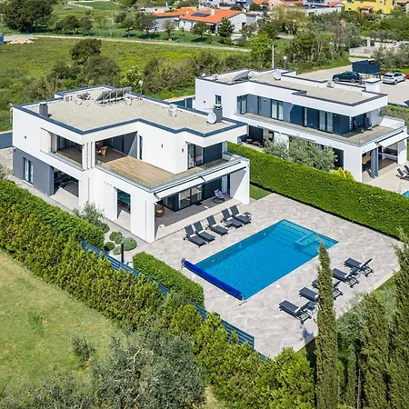 Ula In With Heated Pool, Sauna & Private Tennis Court