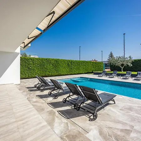 Ula In With Heated Pool, Sauna & Private Tennis Court Pula